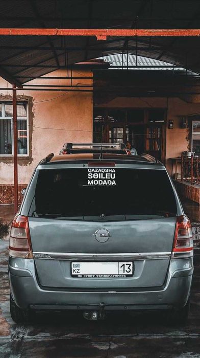 OPEL ZAFIRA 2004 года