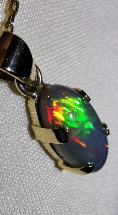 Опал от Етиопия 4,14 карата.Златен обков и ланец