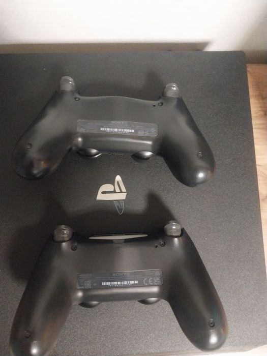 Продам Play Station 4 pro, 1 tb памяти (прошитая)