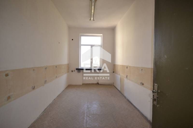 Продава се Офис в Хасково, Център - 566 кв.м за 415 €/кв.м - Снимка #3