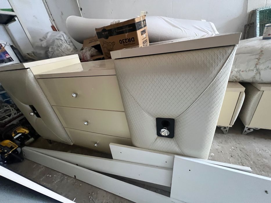 Кровать,тумбочки,комод