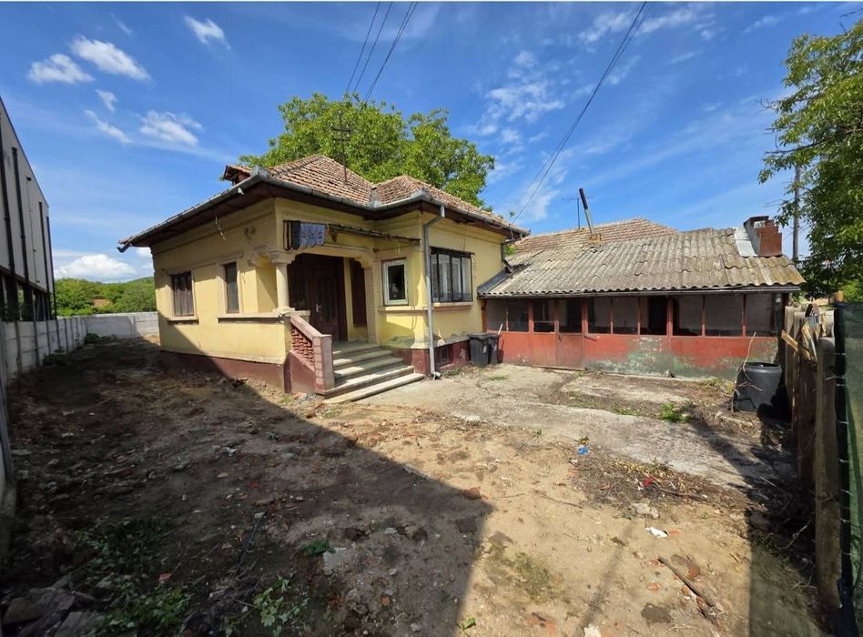 Casa cu beci, la strada principla in Podari, 4,5 km de Craiova