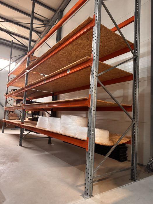 Rafturi metalice industriale ideale pentru depozite sau hale