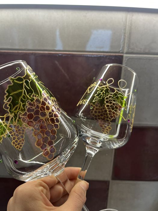 Ръчно рисувани чаши за вино