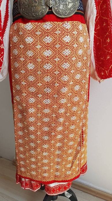 Costum popular (ie/camasa cu poala, catrinte, sorturi, fote, oprege)