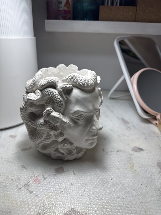 Кашпо горгона гипс