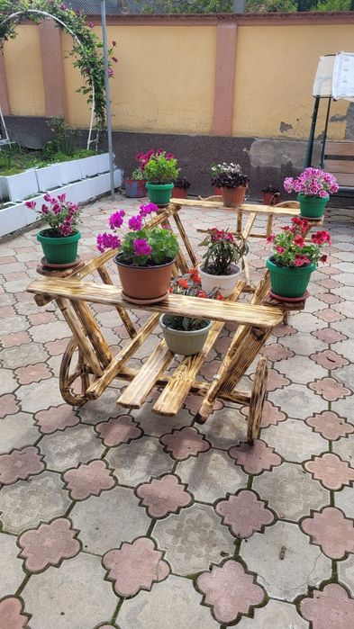 Se vinde car rustic pentru flori .