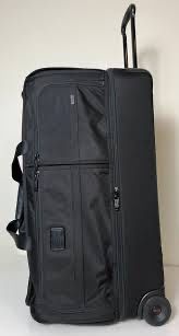 Tumi Alpha 2 Large Duffel — премиум-чемодан для путешествий.