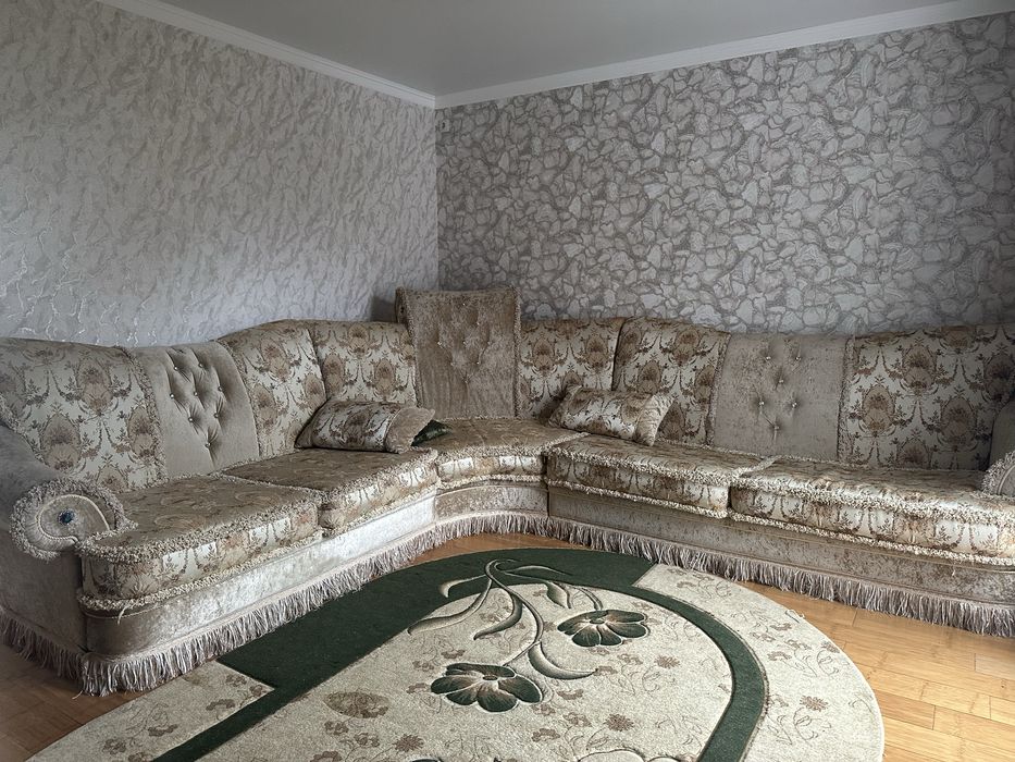 Продается угловой диван , комод с зеркалом . Есть торг.