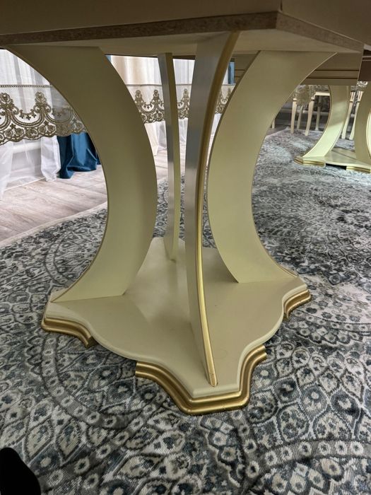 Гостинный стол..