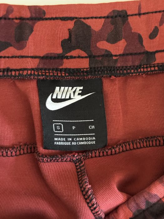 Nike Tech Fleece червено долнище Red Camo