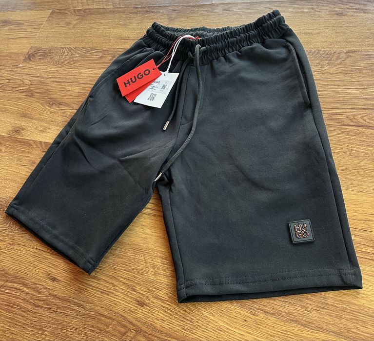 Мъжки,памучни,черни къси панталонки Hugo BOSS с метално лого