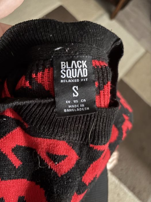 Свитер черно-красный