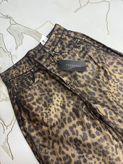 Blugi trendyol noi eticheta