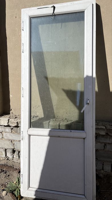 Продам пластиковую дверь