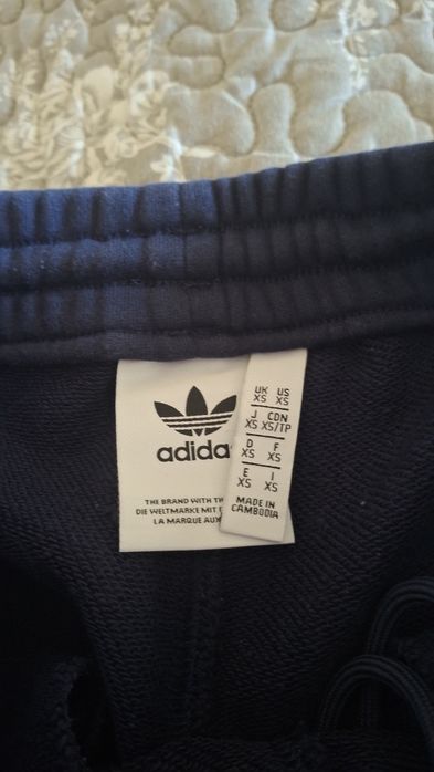 Дългоа долница adidas с лека вата.