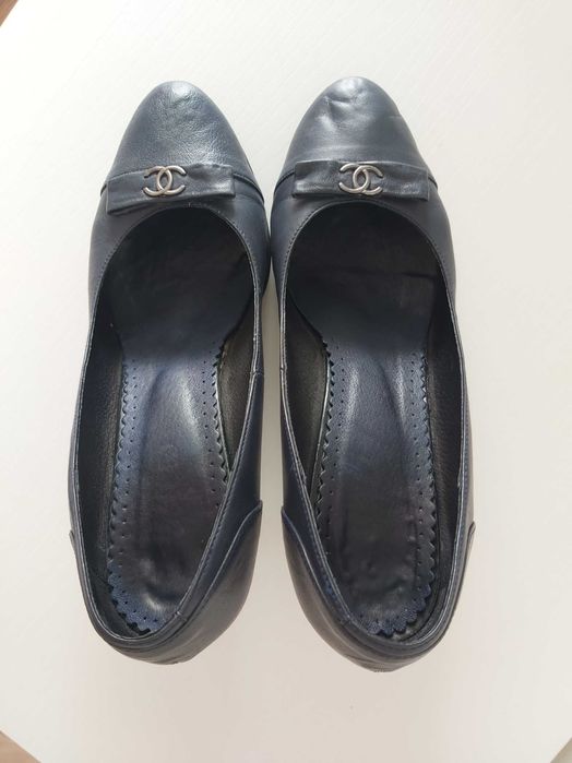 Тъмносини кожени обувки на висок ток