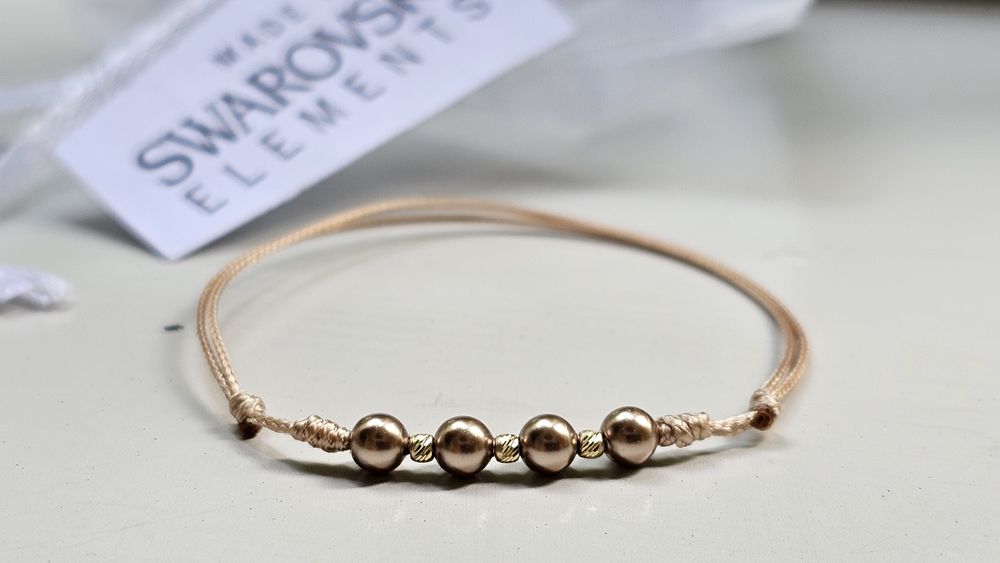 Златна гривна с елементи Swarovski