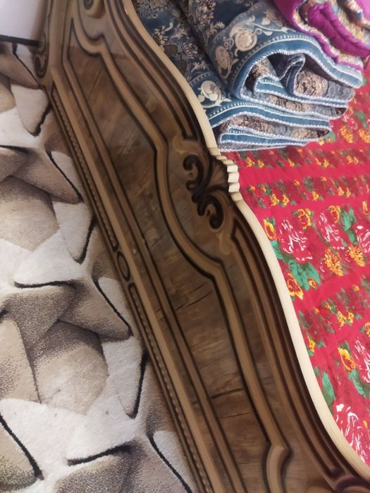 Двуспальная крават сотилади