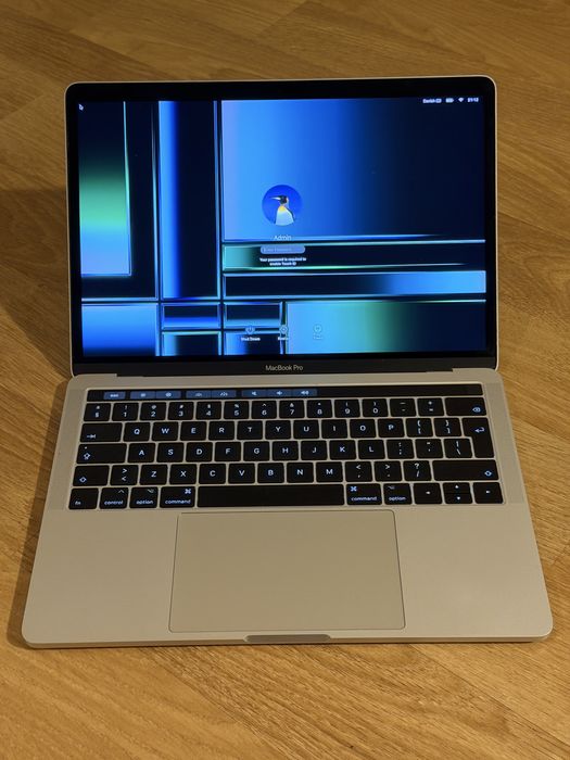 MacBook Pro 13-inch, 2017 Four Thunderbolt 3 Ports touchbar intretinut