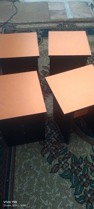 Кухонный гарнитур и стулья