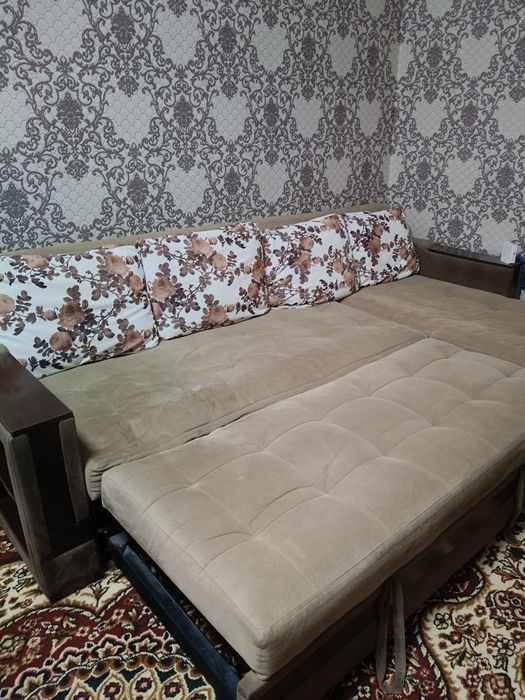 Диван коричневый большой