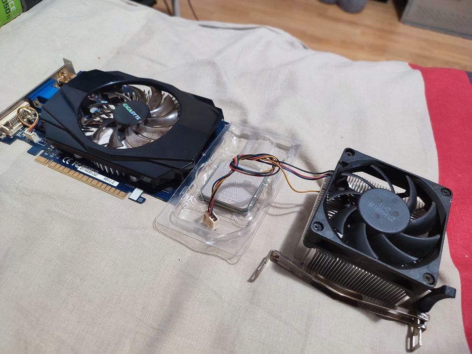 Pachet PC: Procesor AMD Athlon II X3 455 + Placă Video Gigabyte GT 430 1GB + Cooler