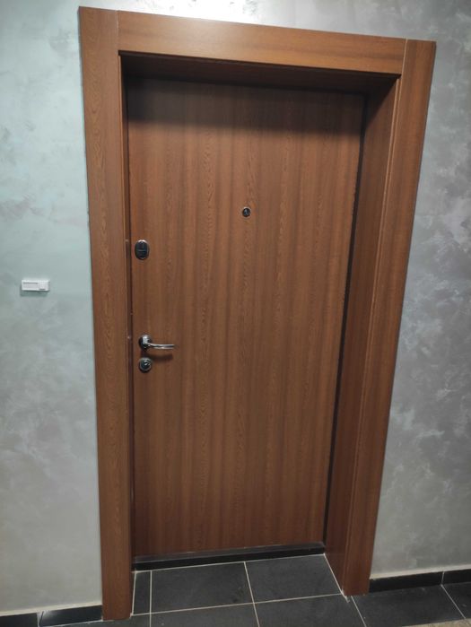 Продавам нова входна врата