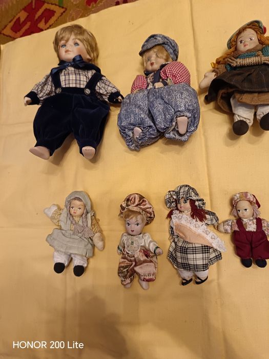 Zece papusele, mai mari, mai mici, dar frumusele