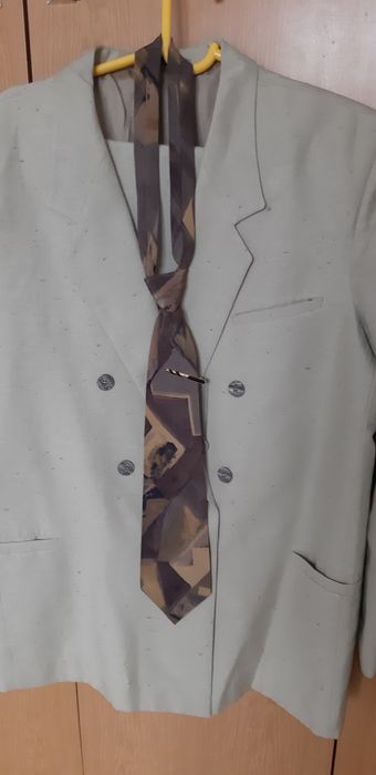 Абитуриентски костюм