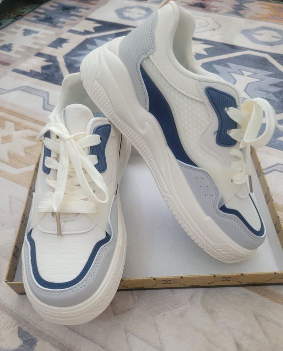 Женские кроссовки