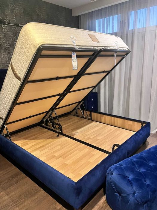 Луксозно тапицирано легло с две нощни шкафчета и табуретка тип пейка