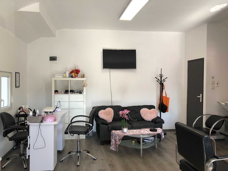 Фризьорски и козметичен  салон