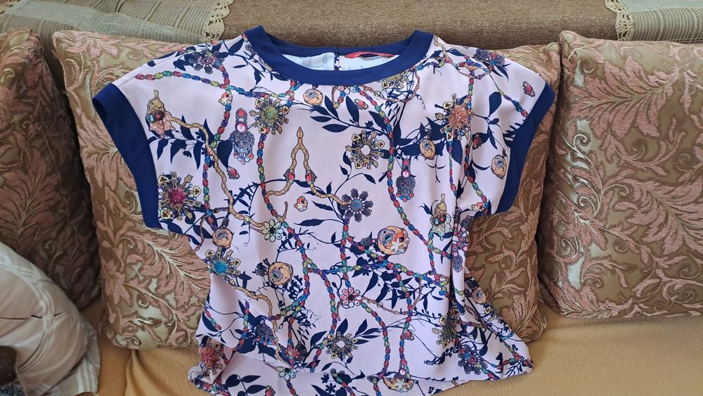 2бр.стилни  блузи с къс ръкав за 20лв.