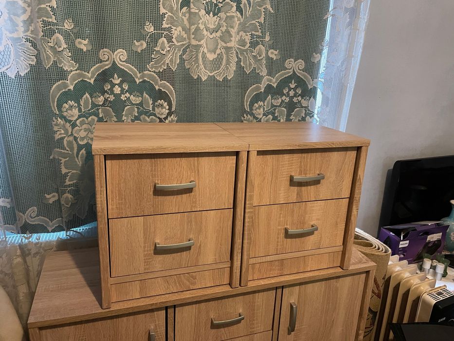 se vinde comodă, 2 noptiere și 4 scaune