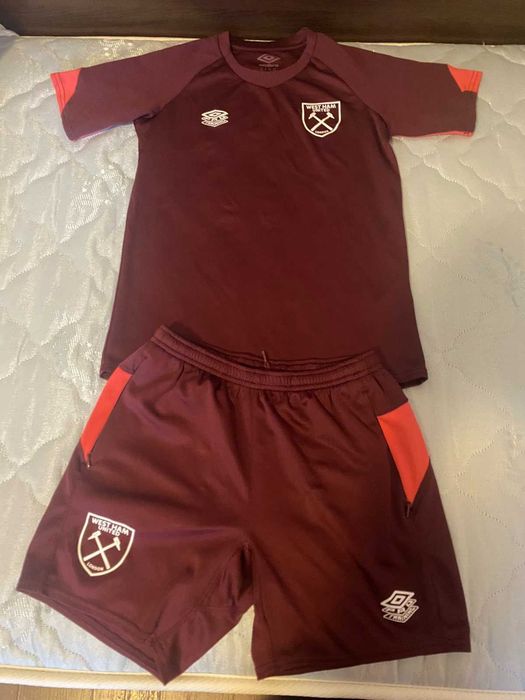 Детски футболен комплект 10-12 г. /Перфектно състояние