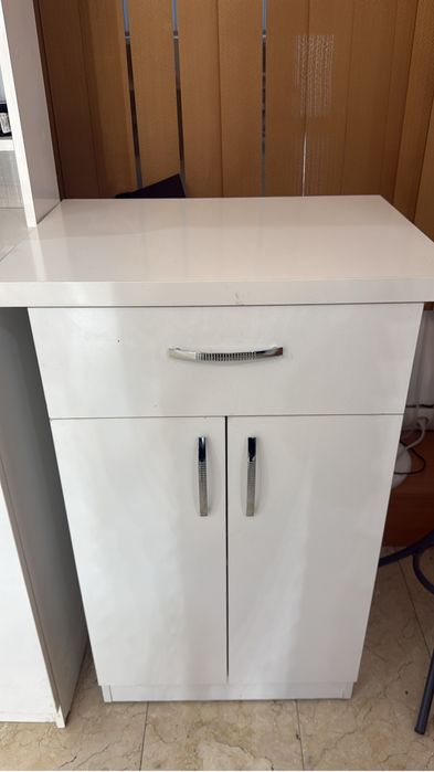 Продаю кушетку, помощник, стулья