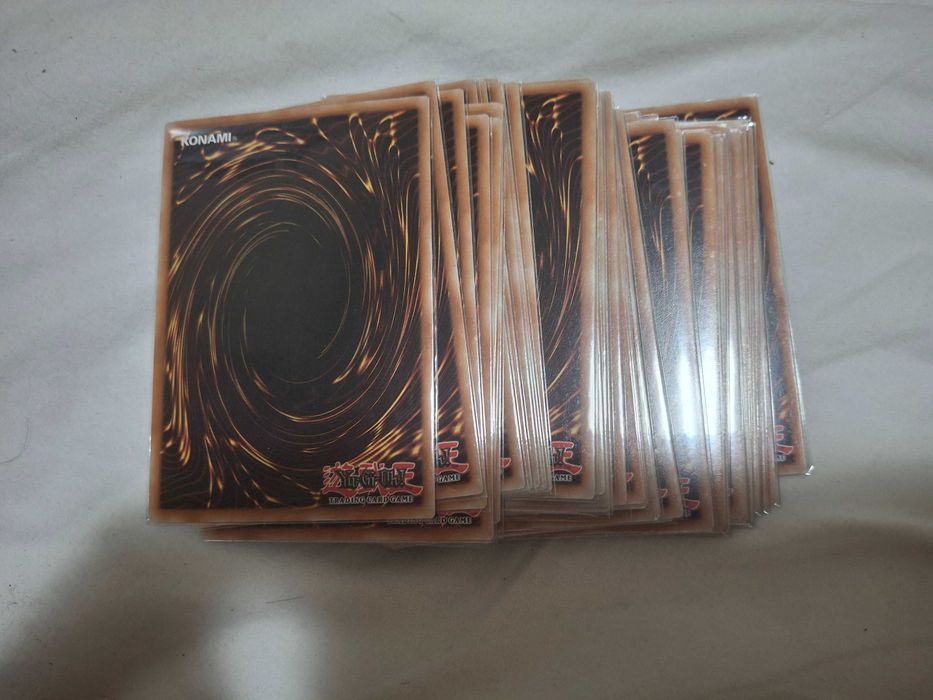 Оригинални карти yu-gi-oh с протектори 82 на брой.