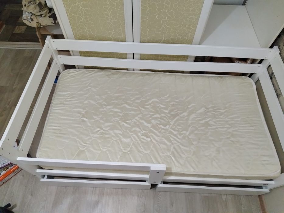 Детская кровать с полками