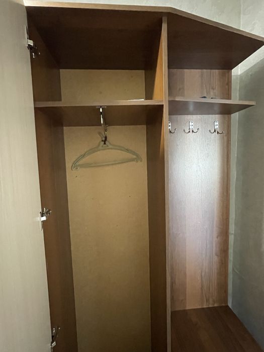 Продам шкаф для прихоже с зеркалом