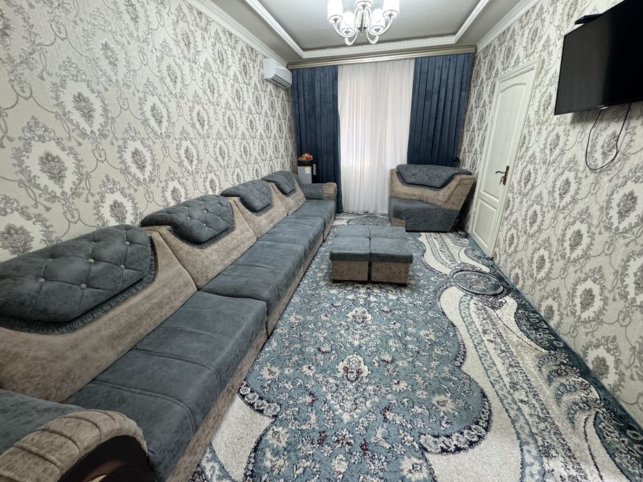 Диван с пуфиками