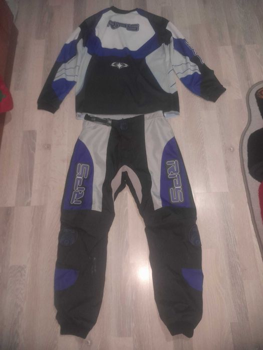 Продавам мото облекло,наколенки, ризница и ботуши.