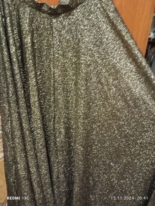 Costum cu fustă lunga aurie