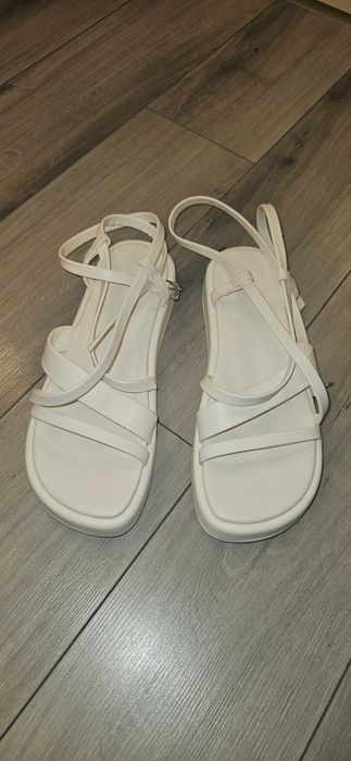 Сандали Bershka, кремави, 37 размер