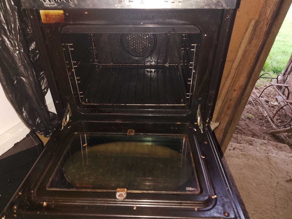 Продавам работеща фурна за вграждане " Бомпани"