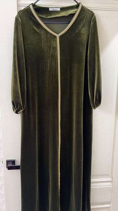 Зеленое платье золотое нитью