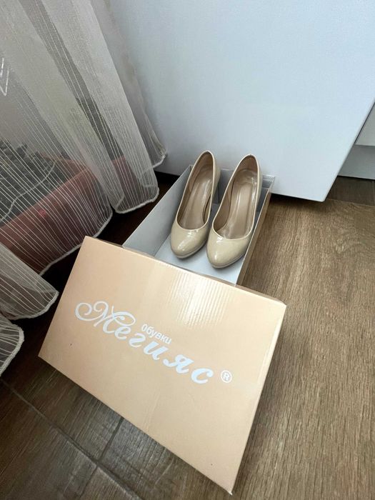 Дамски обувки бежови лак заоблени с висок ток МЕГИЯС