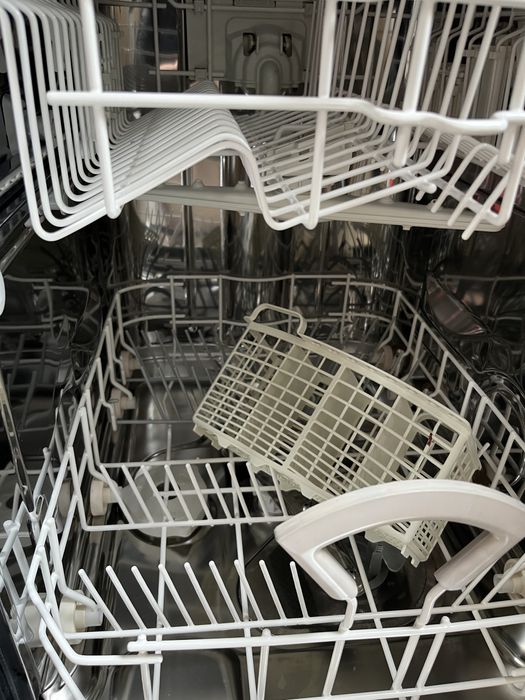 Продавам съдомияална за вграждане 50€