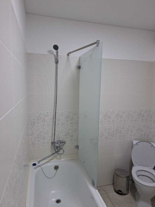 Стеклянная перегородка на ванну