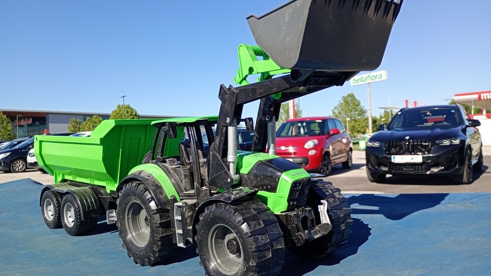 Tractor Deutz Fahr,  cu remorcă, pentru copii sau colecționari